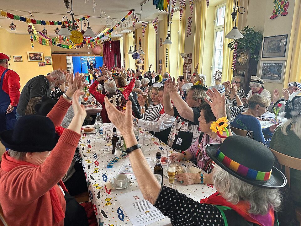 Gruppe Seniorinnen Feier Fastnacht