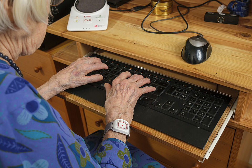 Seniorin an PC Tastatur